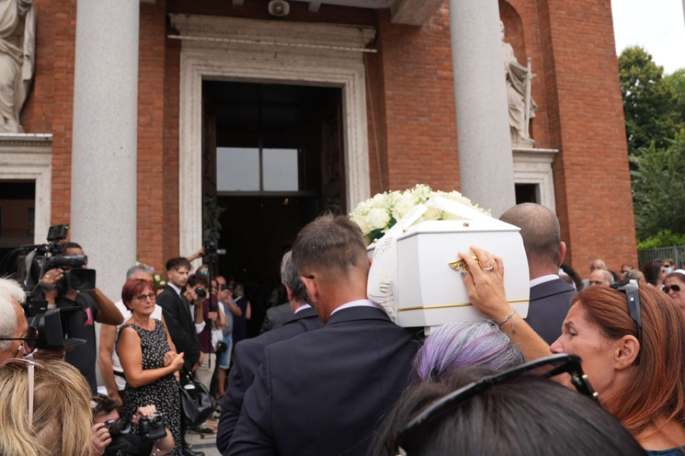 Una folla silenziosa alle esequie della bambina - Fotogramma