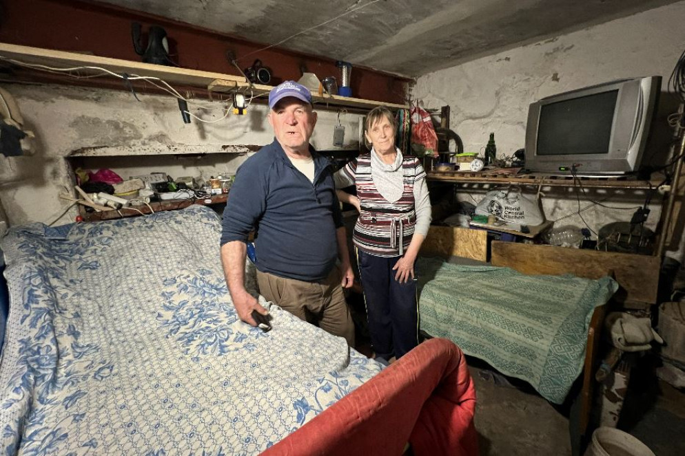 Vladimir Patrolovick e la moglie Olga nel sotterraneo della loro casa bombardata intorno a Orikhiv - Gambassi