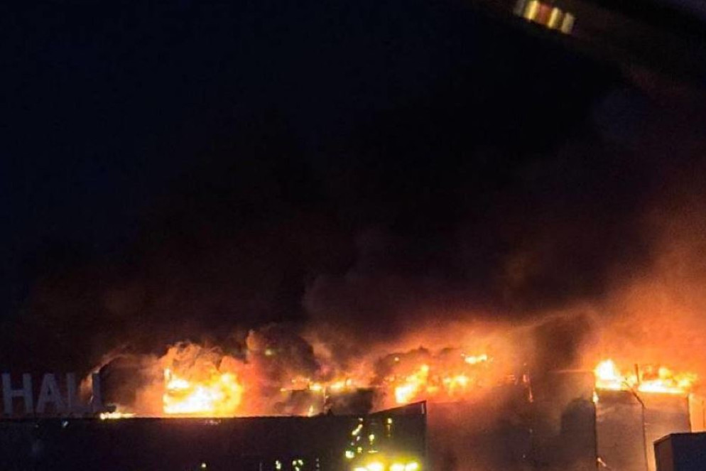 Le fiamme dell'incendio del Crocus city hall nel cielo di Mosca - Ansa