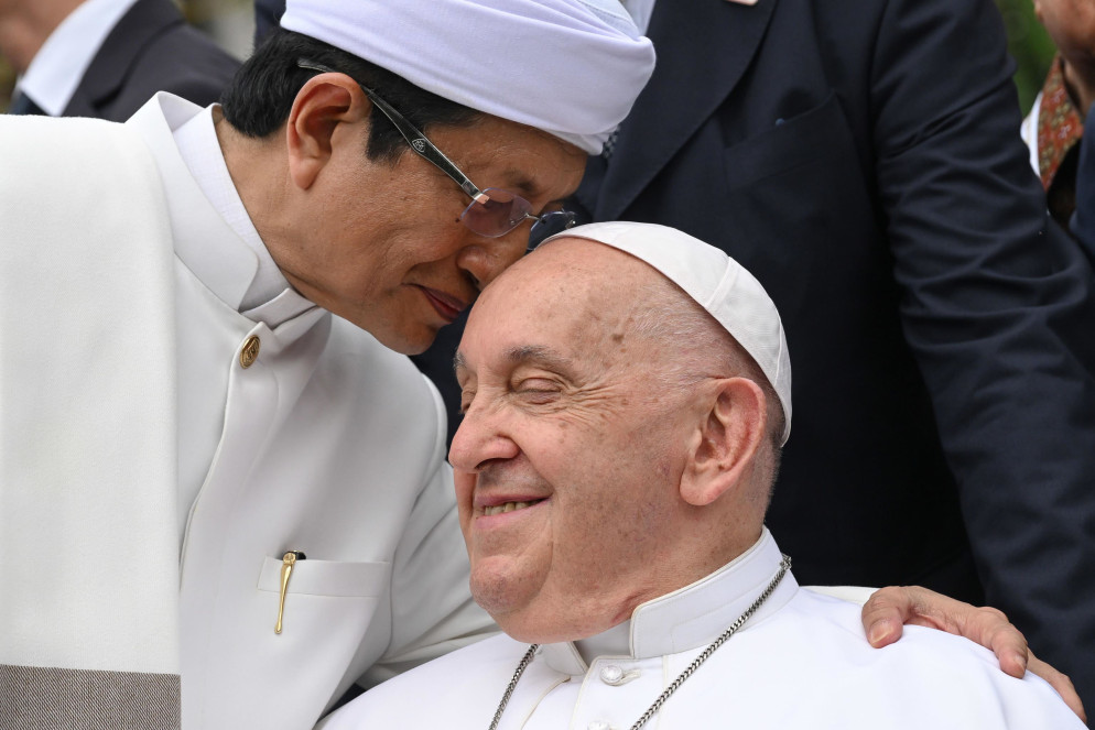 Un gesto di affetto dell'imam nei confronti del Papa - ANSA/ALESSANDRO DI MEO