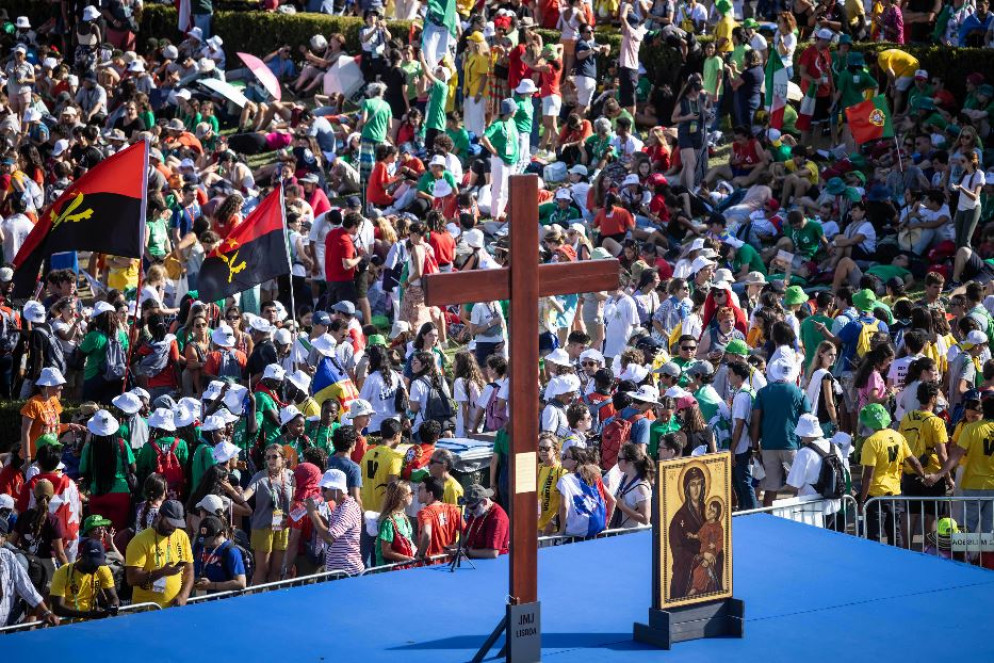 La Croce e l'Icona di Maria Salus Populi Romani, icone delle Gmg, al Parque Eduardo VII durante la festa di accoglienza del Papa alla Giornata di Lisbona 2023 - Agenzia Romano Siciliani