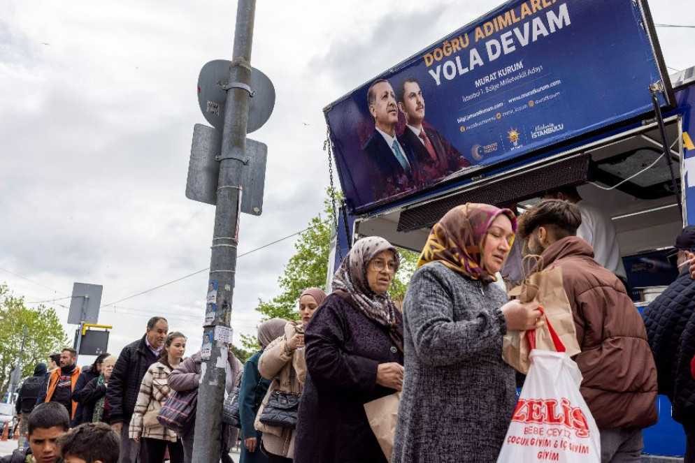 Persone in fila per ricevere gratuitamente un panino e dell’acqua distribuiti da un camper della campagna elettorale del presidente Tayyip Erdogan in vista delle elezioni del 14 maggio - Reuters