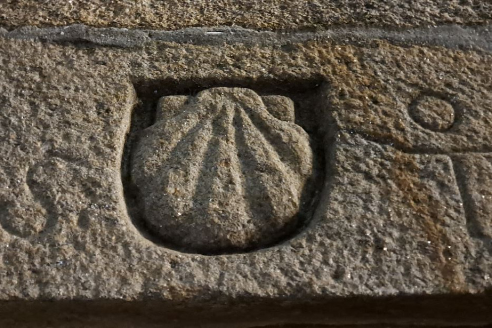 Sull'architrave di una casa di Santiago l'antica incisione della conchiglia del pellegrino - Avvenire