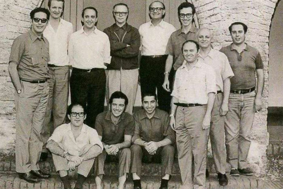 Un particolare di un periodo di formazione spirituale dei gesuiti argentini. Al centro un giovane Jorge Mario Bergoglio vicino al suo maestro spirituale Miguel Ángel Fiorito - La Civiltà Cattolica