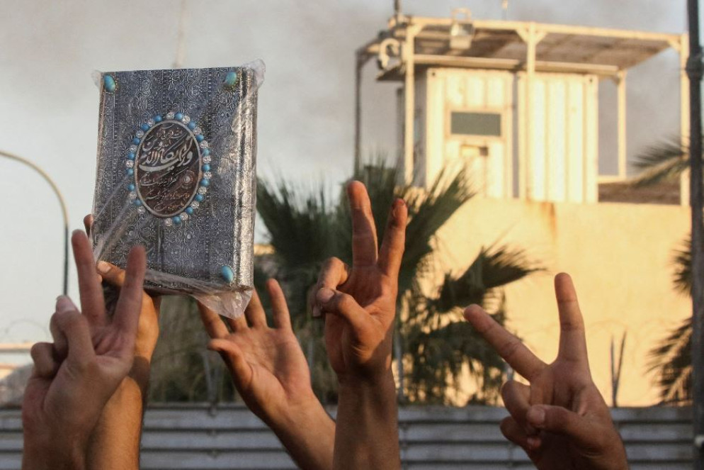 Manifestanti alzano il Corano dopo aver incendiato l'ambasciata svedese a Bagdad - Reuters