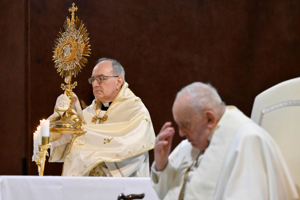 Il Papa con il parroco di san Pio V, don Donato Le Pera, durante l'adorazione eucaristica - ANSA