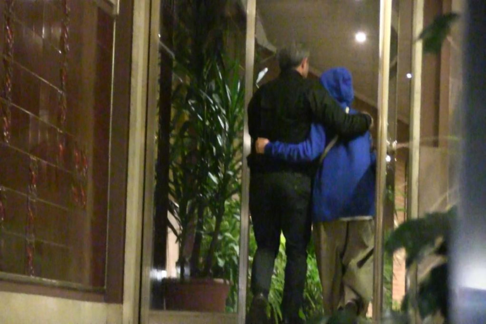 Alessia Piperno rientra finalmente a casa, abbracciata al padre - Ansa