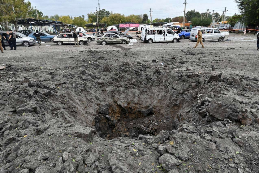 Il cratere provocato da un missile sul luogo della strage - Reuters