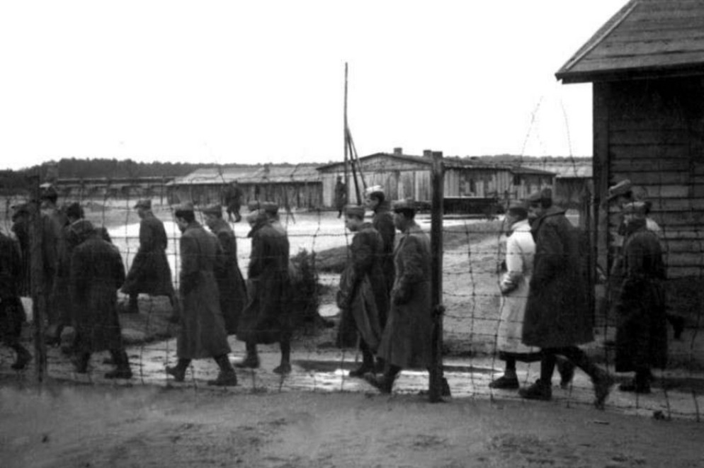Un gruppo di IMI in un campo di prigionia - foto Anrp