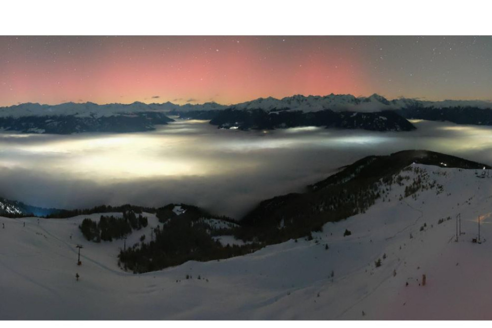 L'aurora boreale vista dalle piste da sci di Plan de Corones, in provincia di Bolzano - Ansa