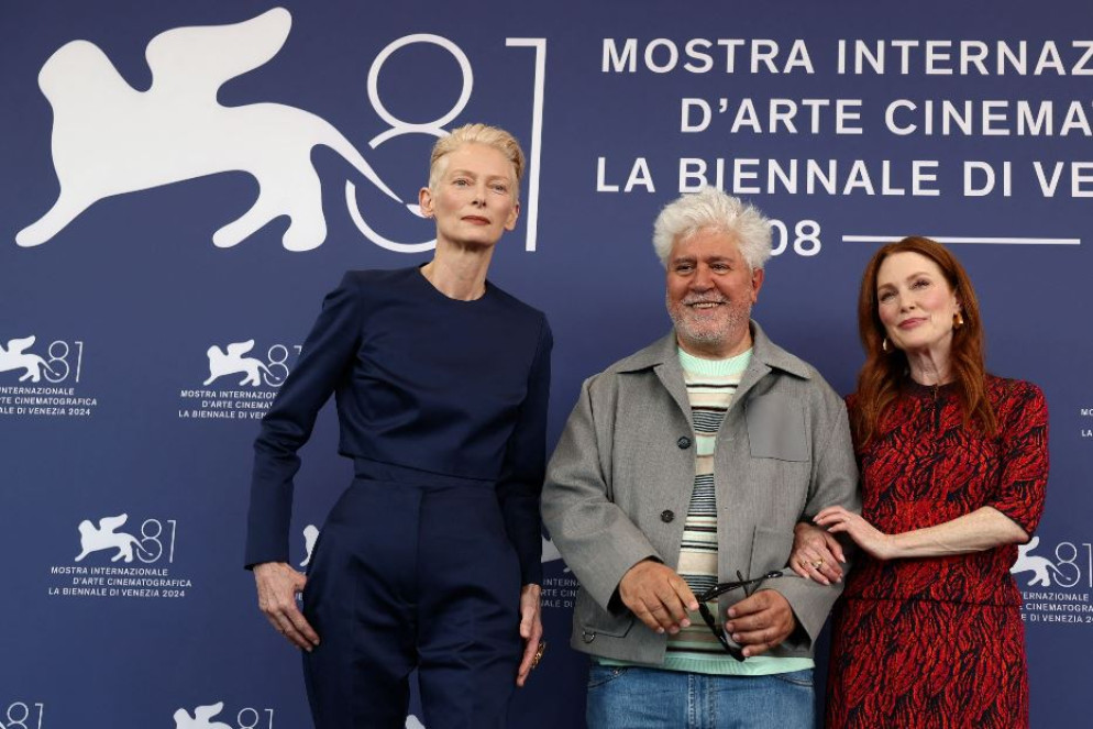 Almodovar tra Tilda Swinton e Juiianne Moore, protagoniste del suo film sull'eutanasia "The Room Next Door", a lla Mostra di Venezia