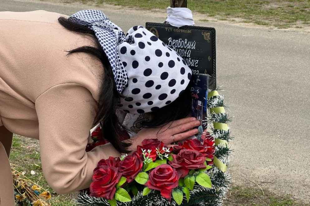 Natalia Verbova davanti alla tomba del marito ucciso per difendere Bucha e poi "dimenticato" dalle autorità locali - Gambassi