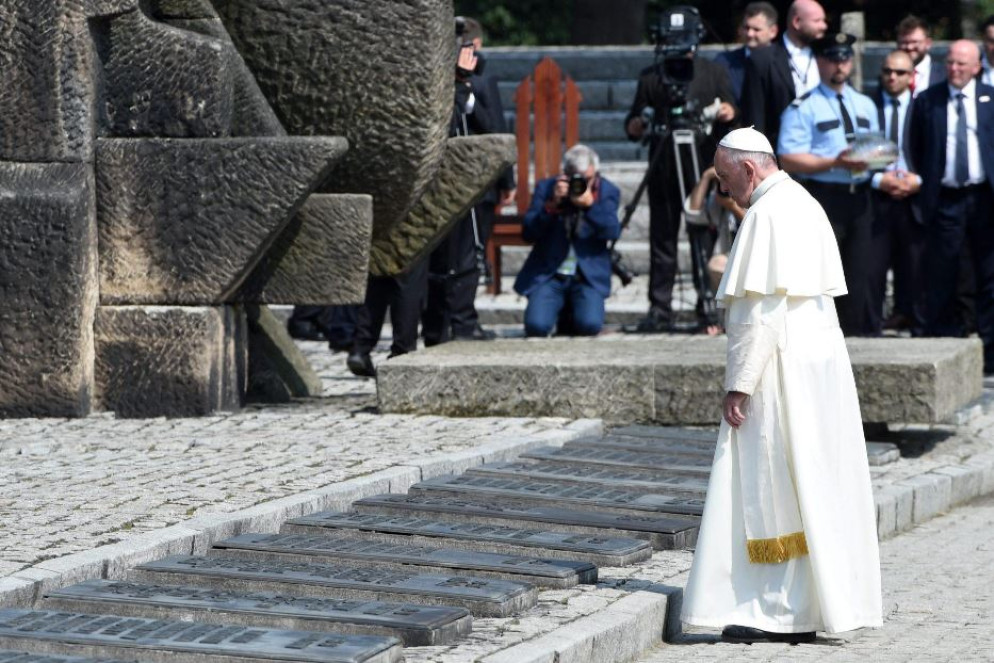 Il Papa nel 2016 ad Auschwitz - Vaticana media