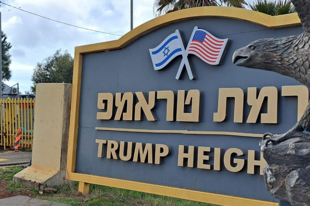 La scritta, in ebraico e in inglese, segna l'entrata alla comunità Ramat Trump-Trump Heights sul Golan - undefined