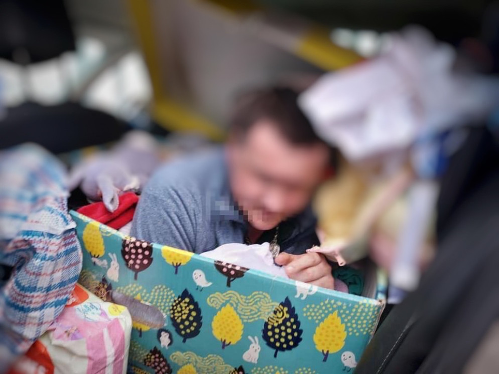 Un papà tenta di attraversare il confine nascondendosi in auto per sfuggire all'arruolamento forzato