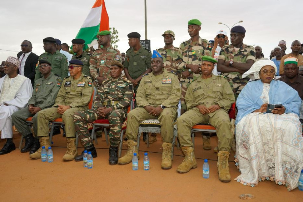 Elementi della giunta al potere nello stadio della capitale durante una manifestazione contro la presenza francese in Niger - Ansa