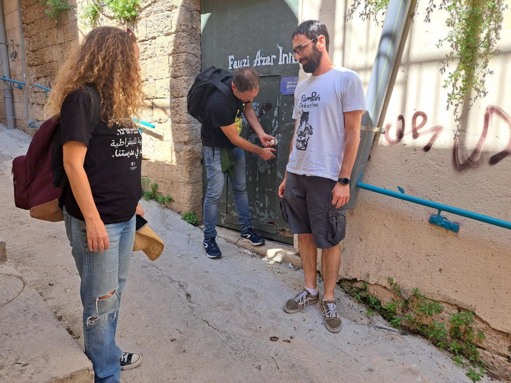 Maoz Inon con gli operatori di Zazim di fronte al suo Fauzi Azar