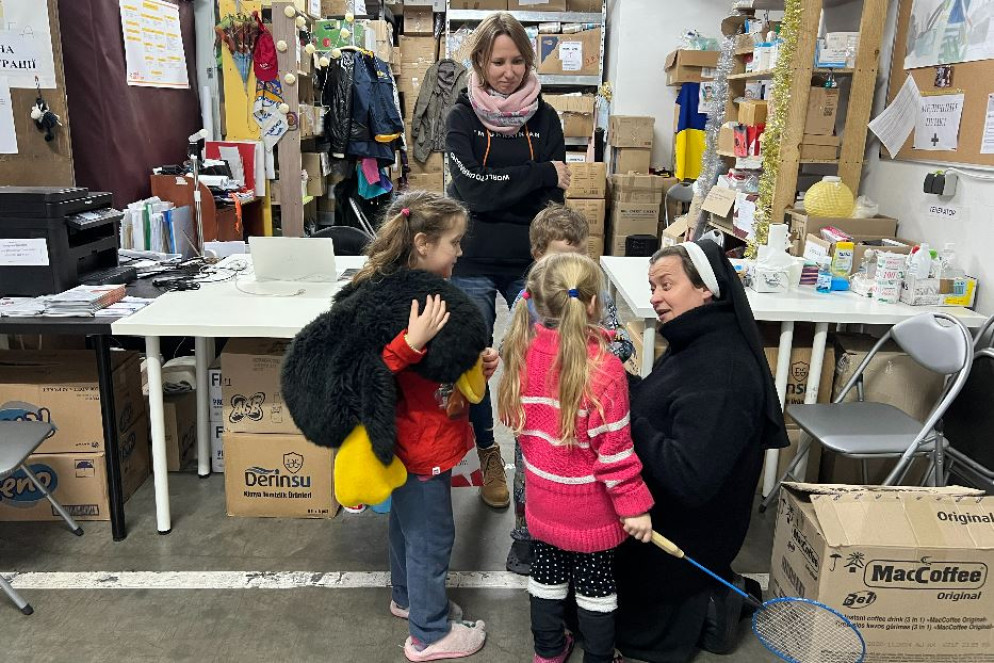 La religiosa basiliana suor Lucia con i bambini e con Irina Makienko, coordinatrice del rifugio nella fabbrica di vodka “Khortytsa” a Zaporizhzhia - Gambassi