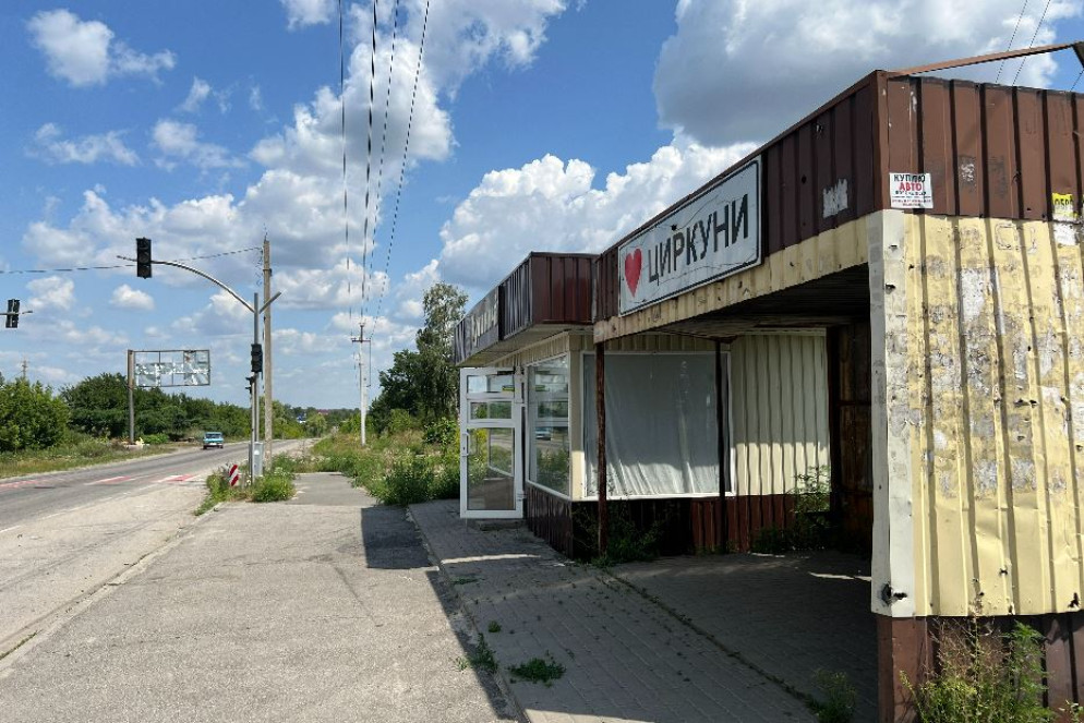 La collina di Lypsi assediata dall'esercito russo vista dall'abitato di Tsyrkuny lungo il fronte intorno alla città di Kharkiv - Gambassi