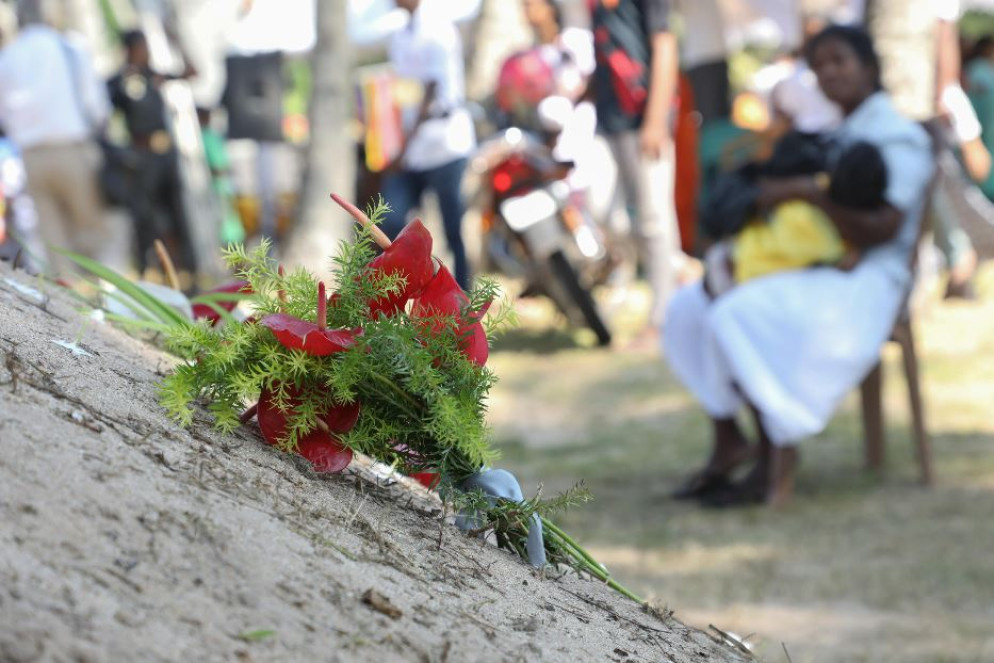 I mazzi di fiori lasciati sulle dune di sabbia - Ansa