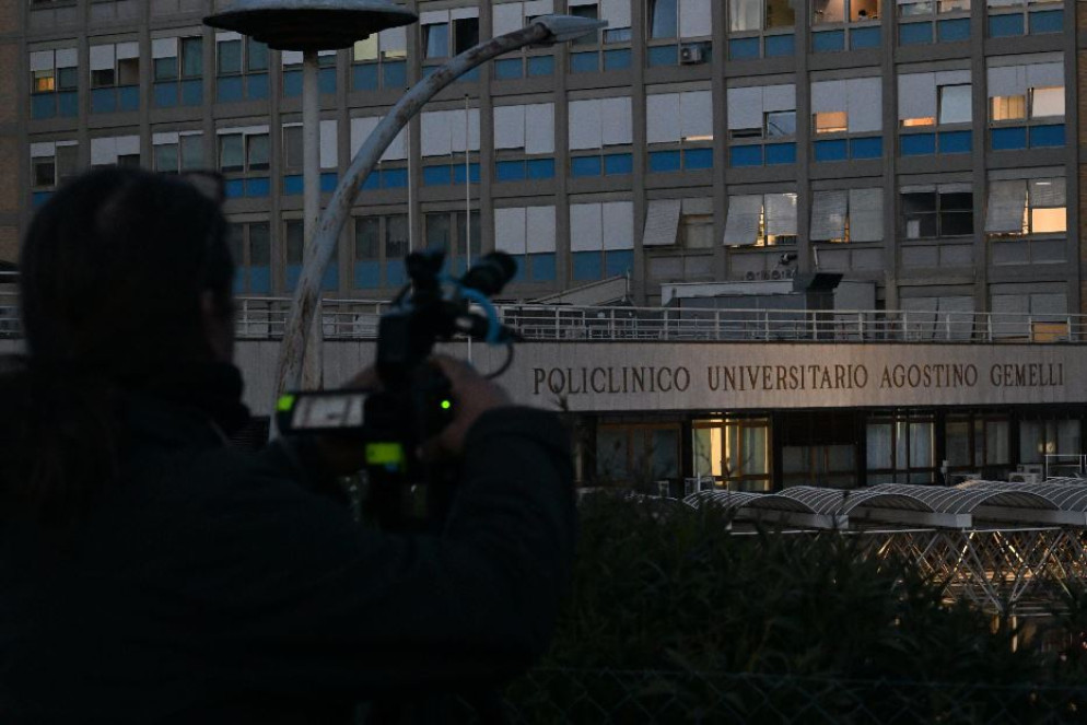 Papa Francesco si trova ora nella sua stanza a lui riservata al decimo piano del Policlinico Gemelli. Per lui è il secondo ricovero: il 4 luglio 2021 si era trattenuto nel nosocomio romano per undici giorni, dopo aver subito un’operazione chirurgica che ha comportato l’asportazione di una parte del colon per una stenosi diverticolare. - ANSA/CLAUDIO PERI