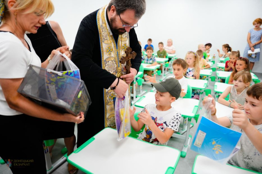 Il vescovo Maksym Ryabukha all'inaugurazione della scuola sotterraneo ospitata sotto la parrocchia di Zaporizhzhia - Facebook