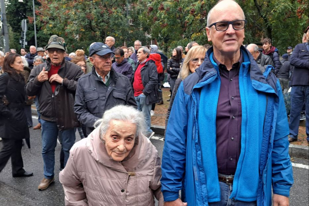 Graziella Ghisalberti, una dei pochi sopravvissuti, con il professore di storia americano - L.B.