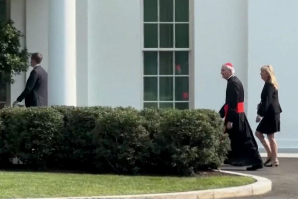 Obbiettivo la pace in Ucraina. Il cardinale Matteo Zuppi, inviato di papa Francesco, entra alla Casa Bianca per il colloquio con il presidente americano Joe Biden - Ansa