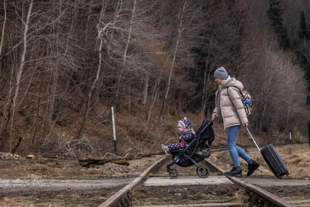 Una madre in fuga dall'Ucraina con la figlia - Ansa