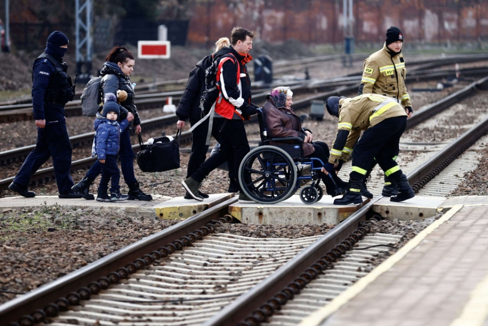 Tra i profughi anche un'anziana in carrozzina - Reuters