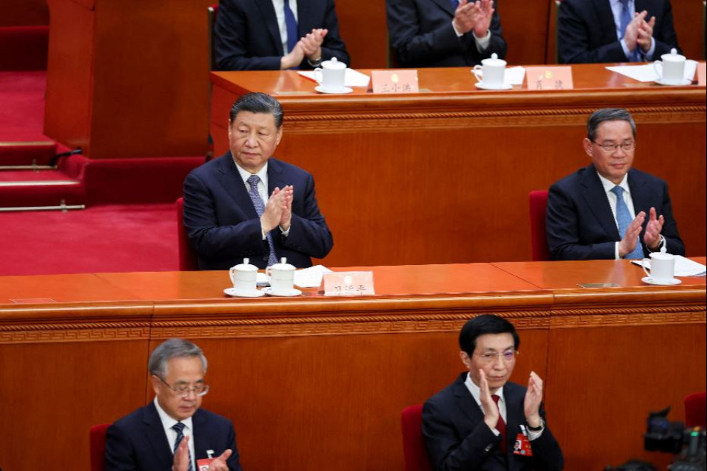 Il presidente cinese Xi Jinping (nella fila di mezzo a sinistra) con il premier Li Qiang - REUTERS