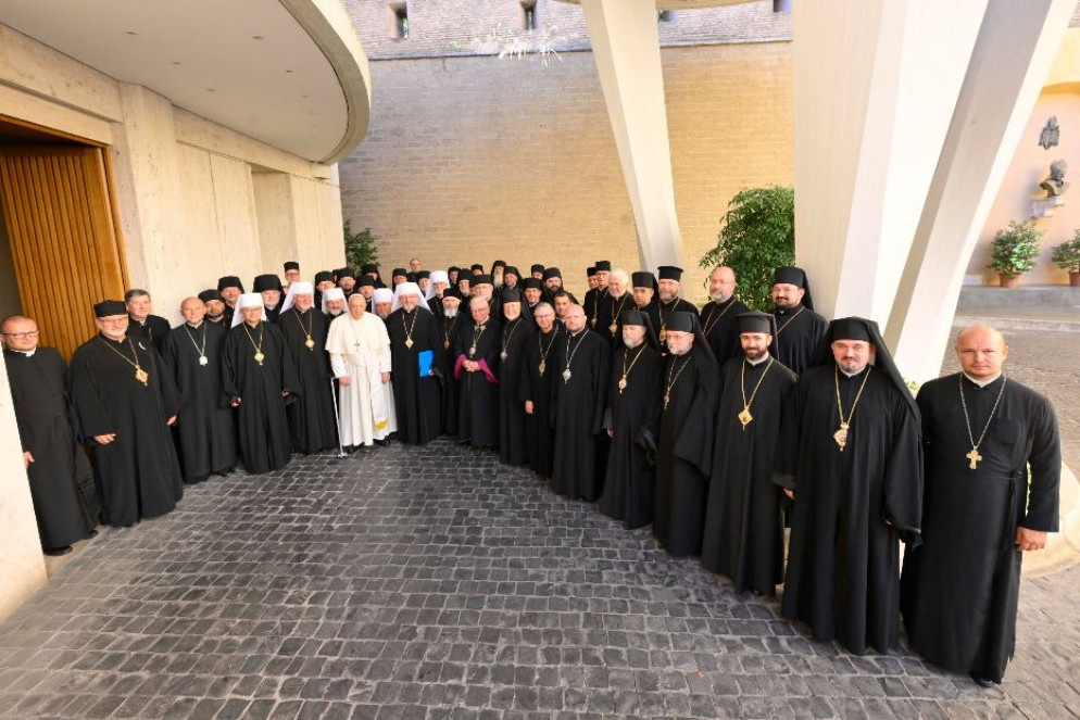Papa Francesco con i vescovi della Chiesa greco-cattolica ucraina - Ansa