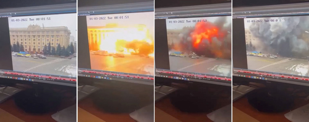 Il bombardamento del municipio di Kharkiv, questa mattina - Reuters