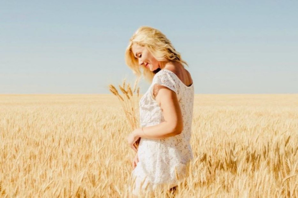 Tanya in un campo di grano in Ucraina. "Cielo e spighe, i colori della bandiera", dice - L.B.