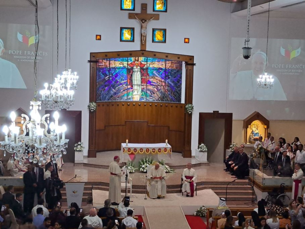Papa Francesco nella chiesa del S. Cuore in Bahrein, dove domenica ha incontrato gli operatori pastorali prima della partenza - Muolo