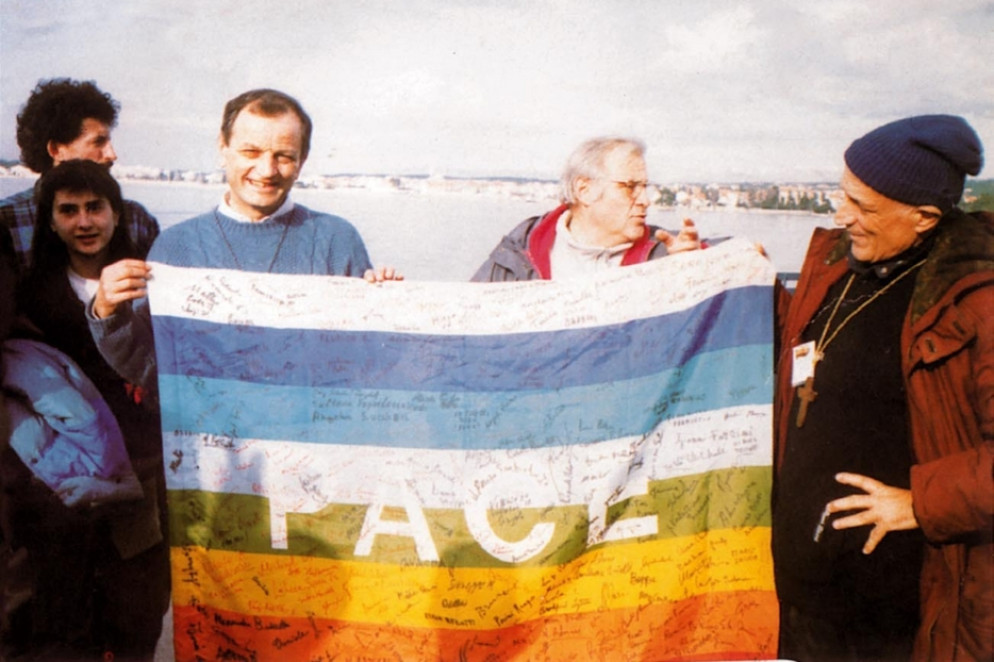 Don Albino Bizzotto dei Beati Costruttori di pace con monsignor Tonino Bello alla marcia per la Pace a Sarajevo nel 1992 - Archivio Avvenire