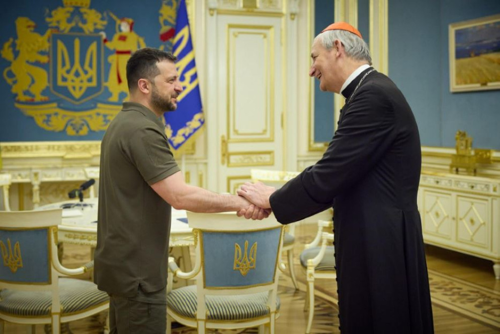 Il presidente Volodymyr Zelensky e il cardinale Matteo Zuppi durante la visita del porporato a Kiev lo scorso giugno - Ansa