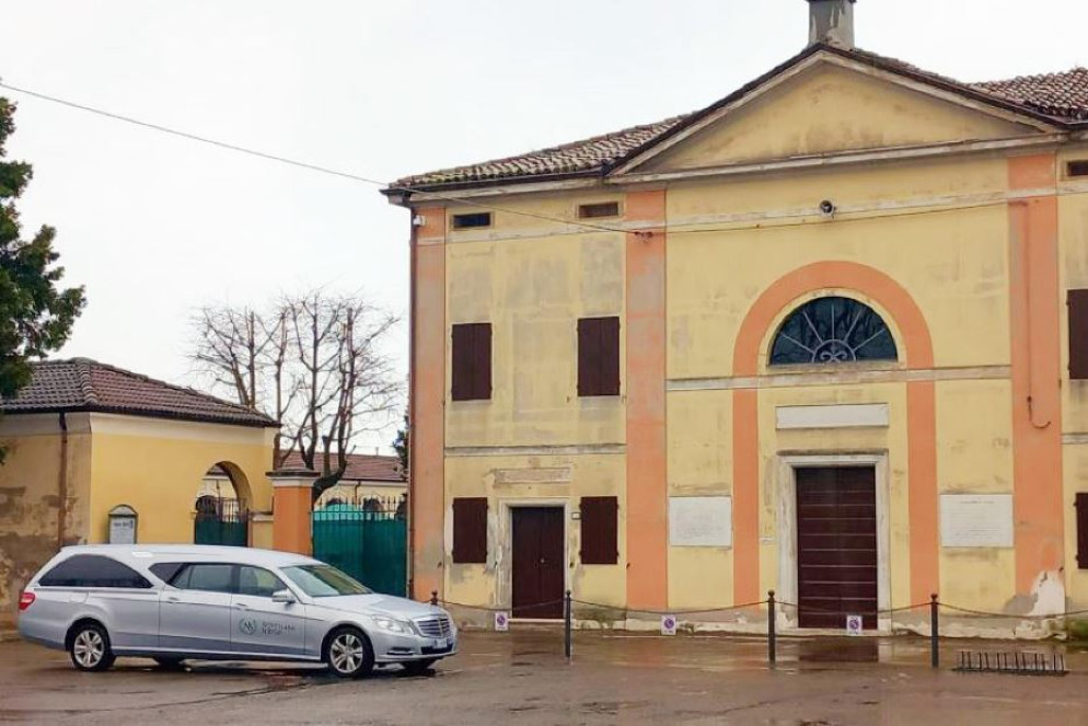 Il feretro di Saman arriva al cimitero - ANSA