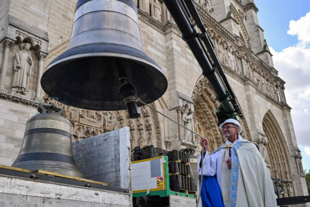 Il rettore della cattedrale di Notre-Dame, monsignor Olivier Ribadeau Dumas, benedice le campane - Ansa