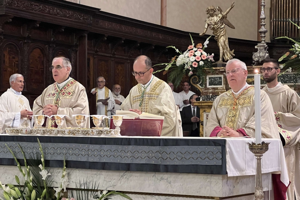 L'arcivescovo Maffeis con il cardinale Bassetti e l'arcivescovo Tisi - Gambassi
