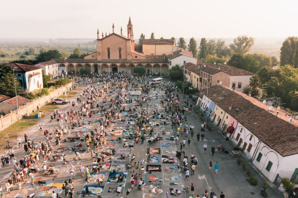 Madonnari all'opera sul sagrato del Santuario della Beata Vergine delle Grazie di Curtatone (Mantova), in occasione del loro Incontro nazionale giunto, nel 2024, alla cinquantesima edizione - foto Comune di Curtatone