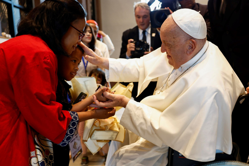 Il Papa durante l'incontro con gli assistiti delle realtà caritative - ANSA