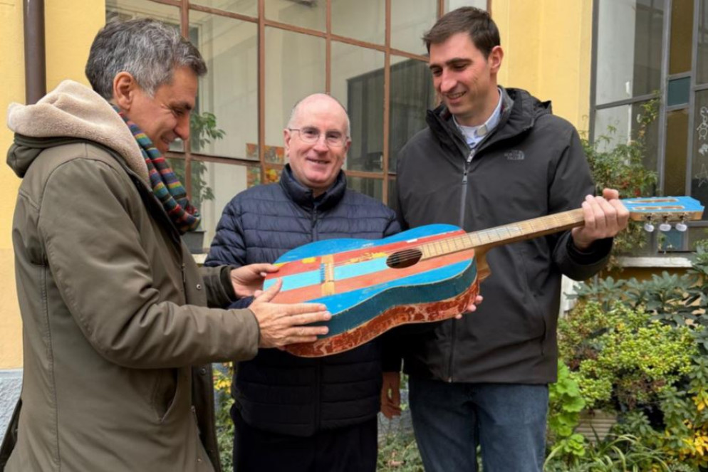 Don Marco Magnani, a destra, e don Luigi Badi: la staffetta mondiale parte dalla parrocchia del Sacro Cuore di Gesù alla Cagnola, Milano - Fondazione Casa dello Spirito e delle Arti
