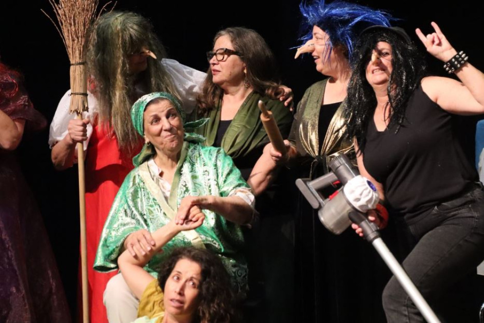 Alcune giovani attrici della pièce "Le streghe": come tutti gli spettacoli di Beresheet alShalom, è teatro-danza senza dialoghi - Calò Livnè