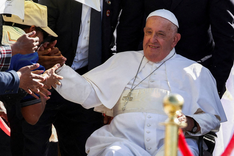Il Papa attorniato dall'affetto dei fedeli, poco prima di celebrare la messa - Reuters