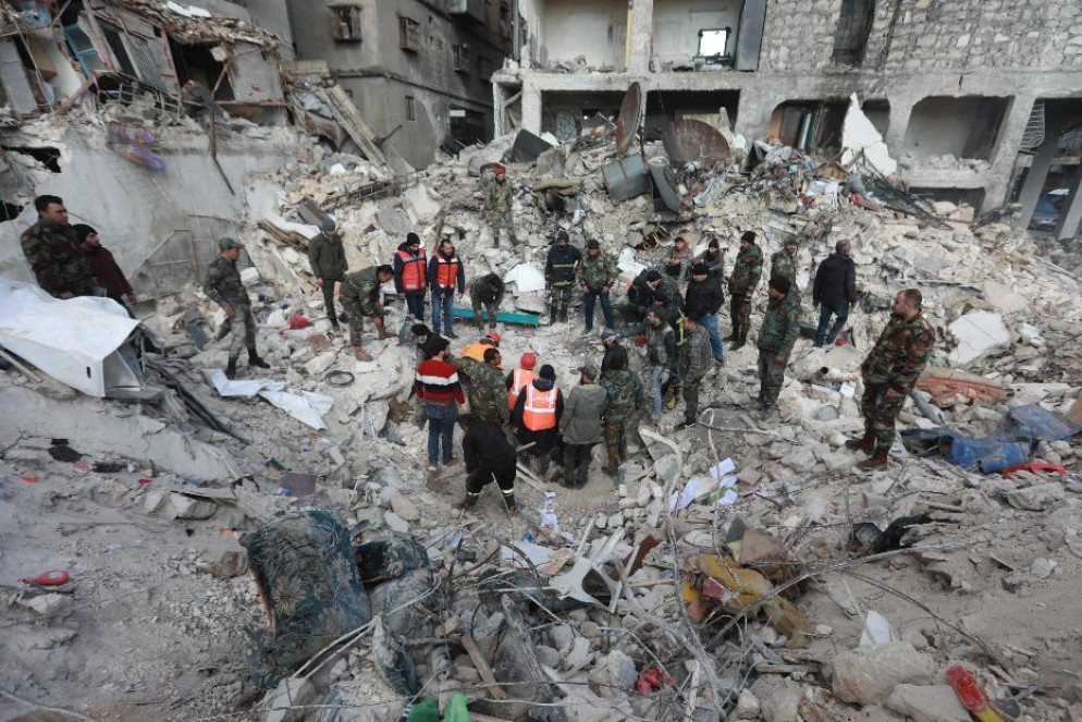 Soccorritori ad Aleppo su quello che resta di un palazzo distrutto dal terremoto - Ansa