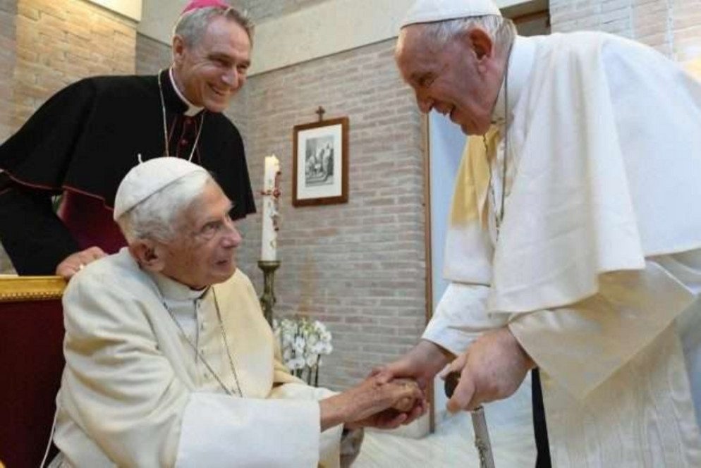 Papa Francesco e i nuovi cardinali in visita dal Papa emerito - Vatican News