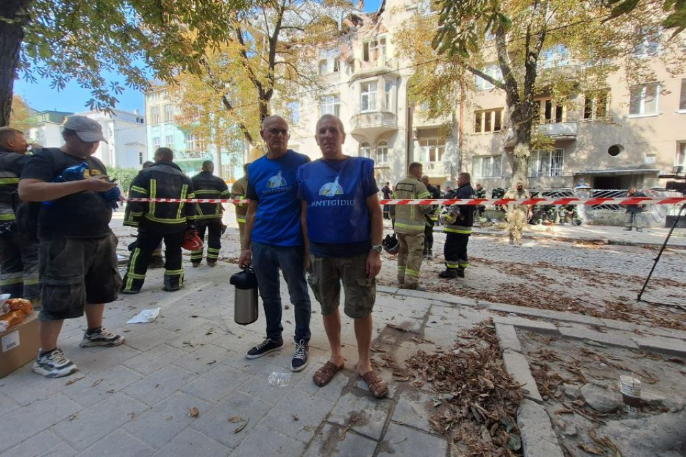I volontari di Sant'Egidio fra i palazzi devastati dai due missili russi piombati su Leopoli - Sant'Egidio