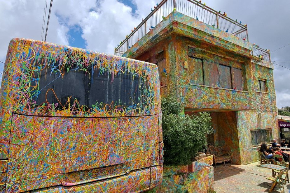 L'esterno della "casa dei colori" dell'artista druso Sam Halaby - Brogi