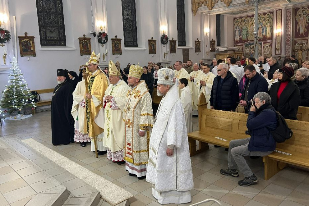 La Messa della notte di Natale nella Cattedrale latina di Kharkiv con il nunzio apostolico Visvaldas Kulbokas e il cardinale Konrad Krajewski - Gambassi